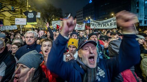15 mii de slovaci au protestat reproşându-i premierului Robert Fico că târăşte Slovacia spre Rusia / „Slovacia este Europa, noi nu suntem Rusia”