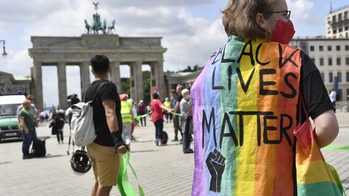 VIDEO Lanţ uman de nouă kilometri la Berlin, cu distanţare socială şi mesaje împotriva rasismului şi inechităţii
