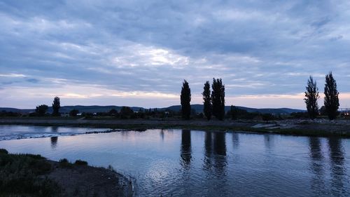 Pompierii îi îndeamnă pe participanții la VIBE Festival să nu se scalde în râul Mureş noaptea sau băuţi