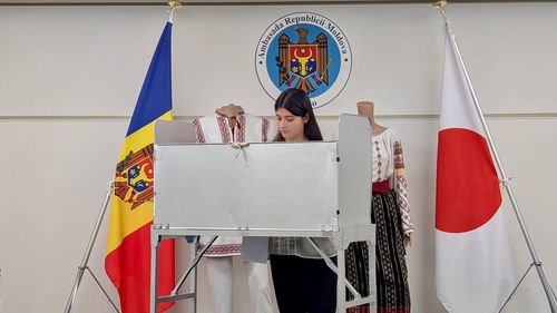 VIDEO O studentă din Japonia, prima votantă în cadrul alegerilor din Republica Moldova: Am votat pentru pace, pentru dezvoltare şi pentru o Moldovă prosperă, pe drumul său european