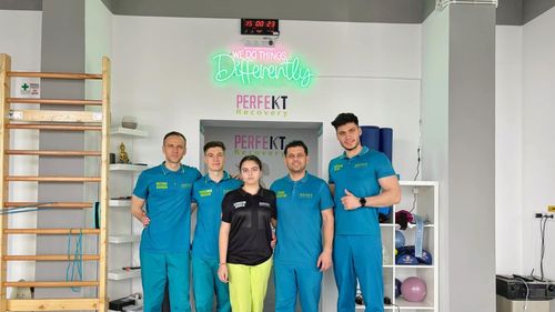 Dacă ai devenit conștient că postura ta are probleme, sau te confrunți cu dureri, trebuie să știi că există soluții care te pot ajuta să previi agravarea