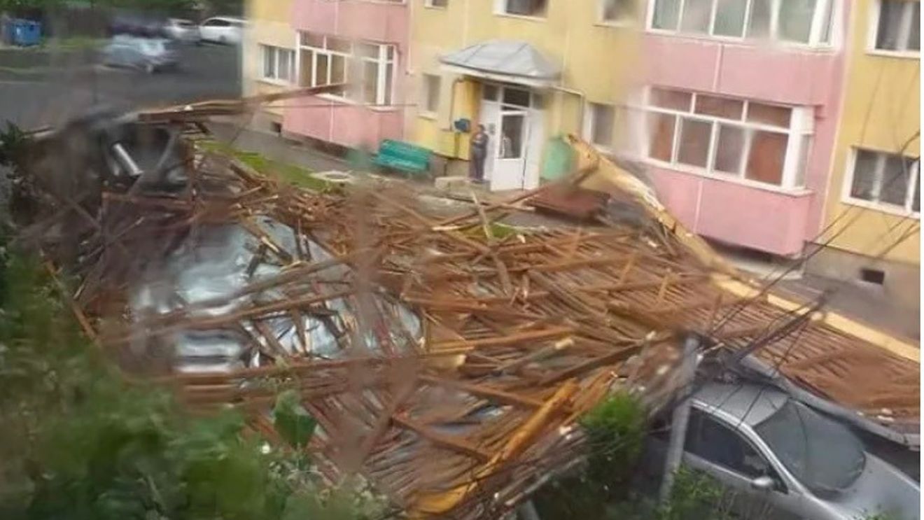 Acoperişul unui bloc de apartamente din Simeria a fost smuls complet de vijelie. Mai multe mașini au fost avariate