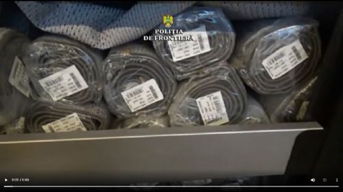 Patru migranţi afgani au fost găsiţi ascunşi printre covoare într-un autocamion înmatriculat în Turcia