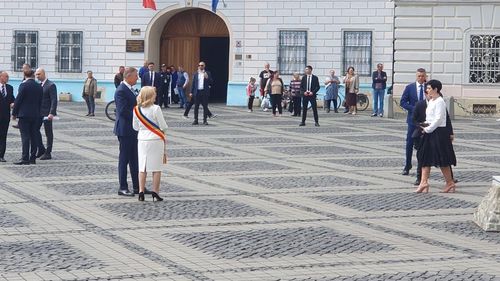 Președinții Iohannis și Steinmeier vizitează Colegiul Național Brukenthal din Sibiu / Iohannis are aici blocat un post de profesor din anul 2000 / Copiii au fost aduși de acasă special pentru eveniment, instituția fiind în grevă