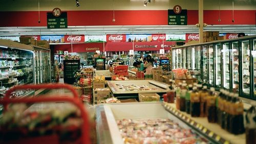 Un român, acuzat în Germania că a furat cu aspiratorul 56.000 euro din casieria unui supermarket