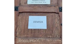 Profesorii de la un colegiu din Turda au intrat în grevă japoneză / Directoarea e acuzată, printre altele, că l-a angajat ca profesor de matematică pe un fost interlop  