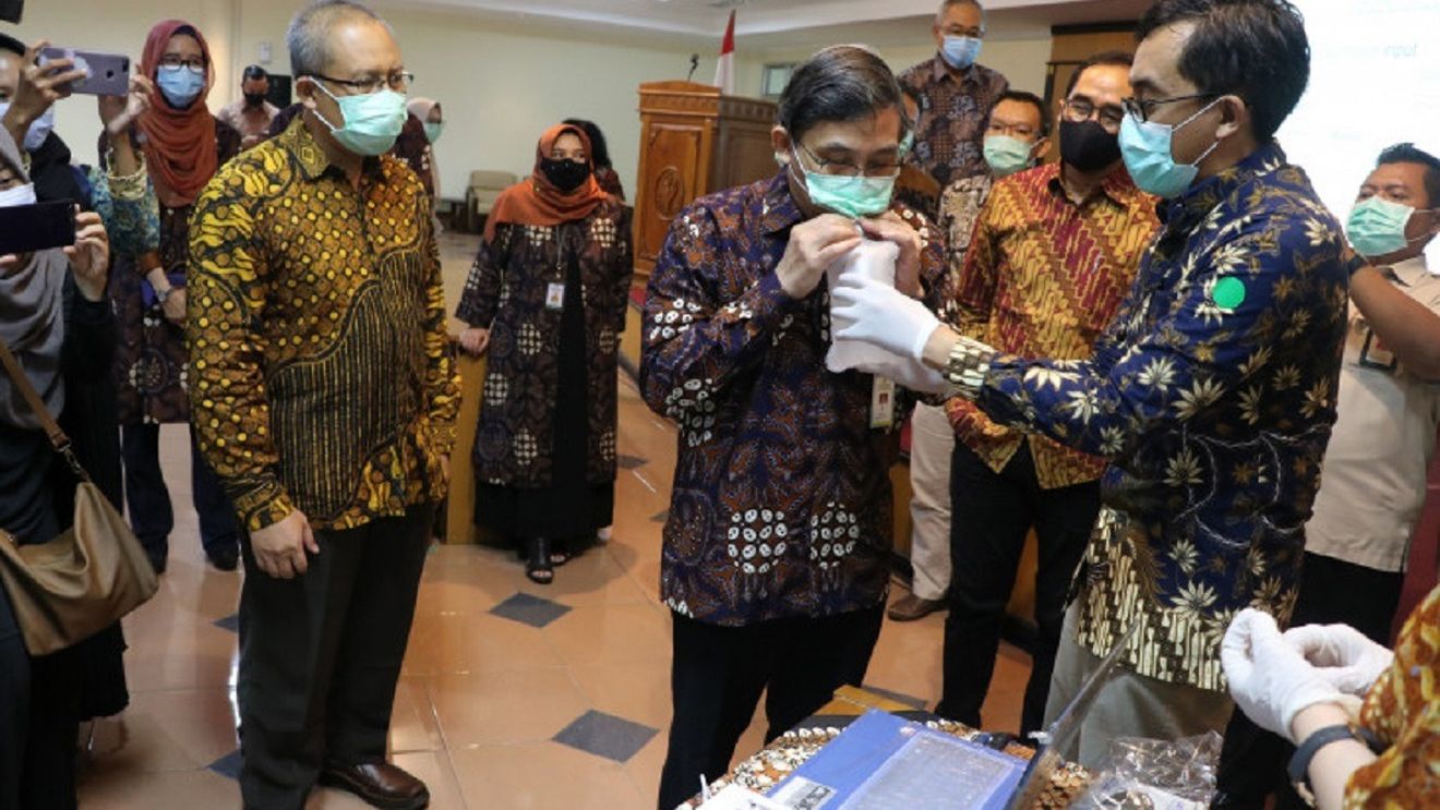 Indonezia instalează dispozitive asemănătoare unor etiloteste pentru depistarea COVID-19 în staţiile de tren / Un test similar este folosit și în Olanda