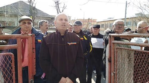 Rezerviști din MApN, ministerul de interne și SRI au protestat în fața sediilor PSD și ALDE din Teleorman