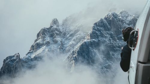 Cinci morţi, între care doi turişti cehi, în urma prăbuşirii unui elicopter pe Kilimanjaro, cel mai înalt vârf al Africii şi o destinaţie turistică importantă din Tanzania