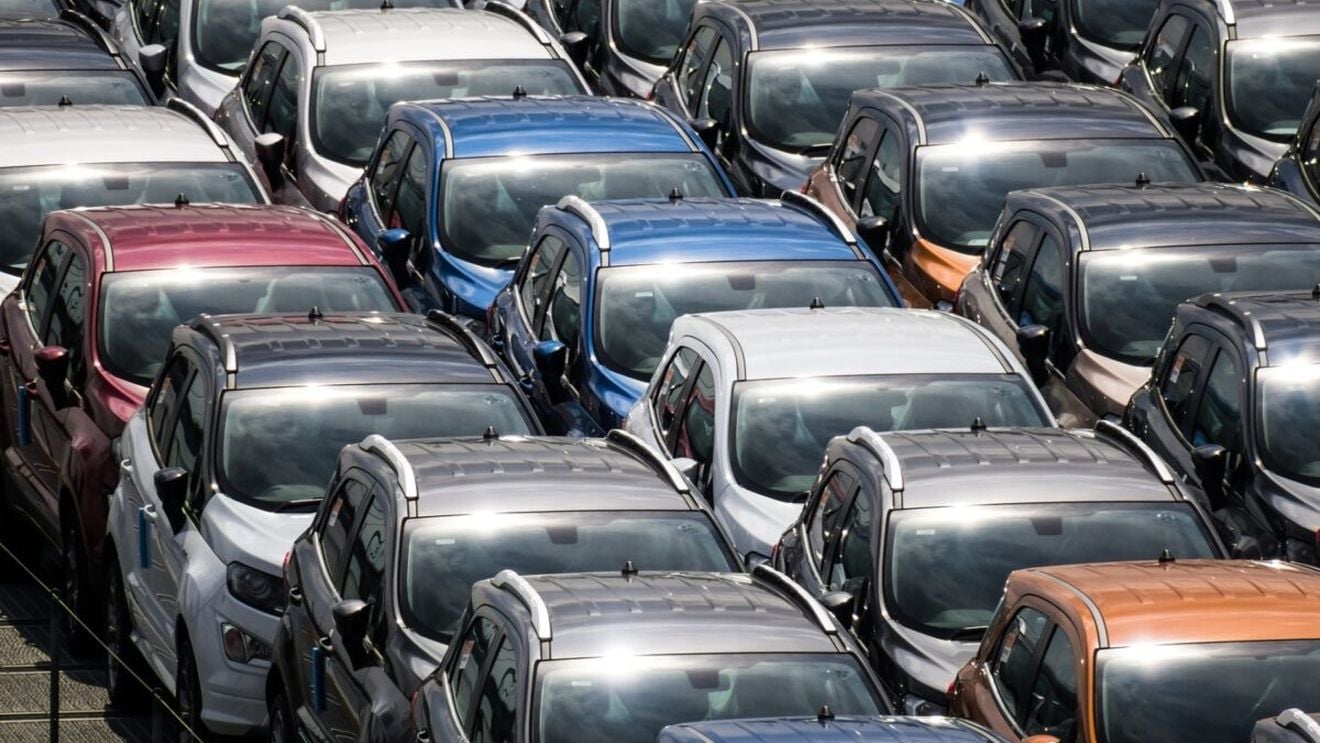 Piața auto din România va scădea ușor în 2025, conform Asociației Producătorilor și Importatorilor de Automobile / Hibridele rămân vedete și în acest an, iar electricele vor avea o revenire remarcabilă 