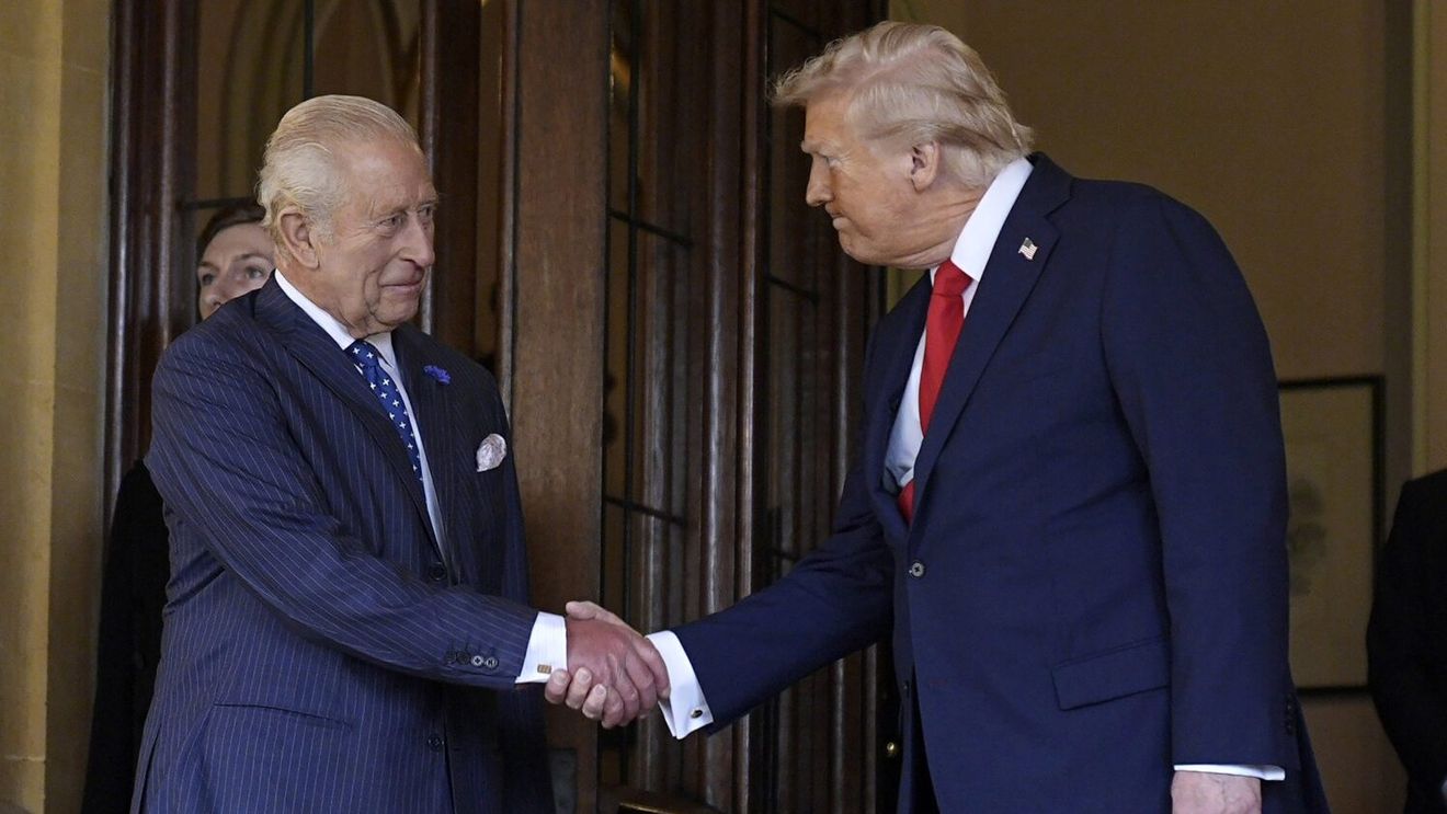 Directorul unui muzeu din SUA, obligat să demisioneze / S-a opus cererii lui Donald Trump de a-i oferi regelui Charles al III-lea o sabie din colecţia instituţiei