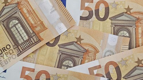 Milionarii din Justiție: Ce venituri din salarii au raportat anul trecut şefii magistraturii / O adjunctă de la Înalta Curte are bărci și casă în Grecia / Un secretar de stat din Ministerul Justiției are aproape 2 milioane de euro / Judecătorul CCR Geani Stan şi-a luat apartament în Marbella