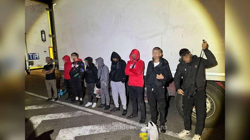 12 migranţi, depistaţi de poliţiştii de frontieră la Arad când încercau să iasă ilegal din România/ S-au ascuns în TIR-uri înmatriculate în Turcia care transportau fructe congelate - FOTO