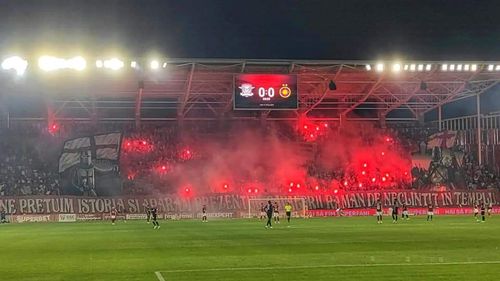 FOTO Derby-ul dintre Rapid și FCSB a fost întrerupt de două ori în primele cinci minute, din cauza torțelor și petardelor aruncate pe teren