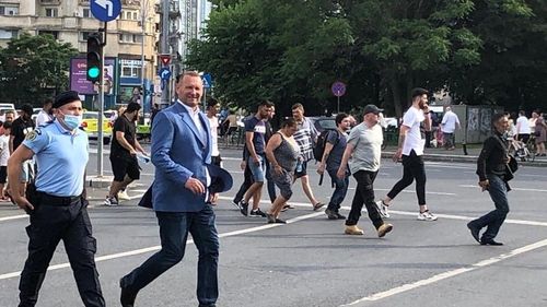 GALERIE FOTO Oamenii aduși de Cataramă în Piața Victoriei să protesteze față de restricții pentru că nu ar exista coronavirusul și-au pus măștile după ce au încheiat mitingul