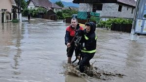 A treia de zi de intervenţie a pompierilor în localitatea Ighiu, județul Alba, unde peste o sută de gospodării au fost inundate în ultima perioadă