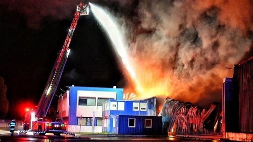 VIDEO Timiș: Incendiu puternic și pericol de explozie sâmbătă noaptea, la hala unui producător de frigidere din comuna Șag
