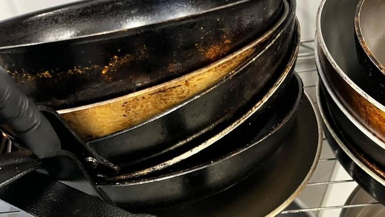 Amenzi de aproape 1,2 milioane de lei date de ANPC în urma controalelor de pe Valea Prahovei: Produse expirate, bucătării cu gândaci şi cu ustensile murdare, saltele pătate