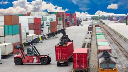 Statistică: Deficitul balanței comerciale a României s-a redus cu 17% în primele șapte luni, la 15,6 miliarde lei. Exporturile au crescut cu 4,6%, în timp ce importurile s-au redus cu 1%