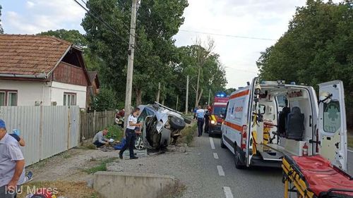 Șase persoane rănite, dintre care una a ajuns în stare gravă la spital, după ce un microbuz a intrat într-un cap de pod, în Mureș
