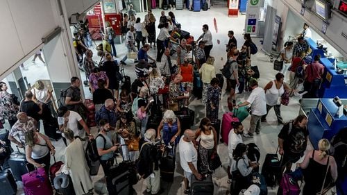 Haos pe aeroporturile din Europa. Zeci de români, batjocoriți pe terminalul din Creta: „Ne-au ținut ca niște animale”