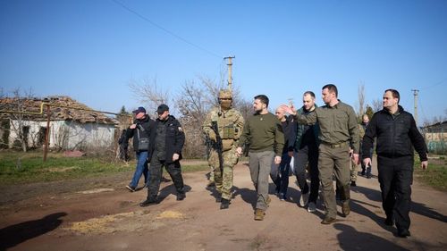 Zelenski s-a deplasat în regiunea sudică Herson, unde a vizitat infrastructura locală: „Vom reconstrui totul”