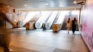 Nicuşor Dan: Scările rulante din pasajul pietonal de la Universitate vor fi instalate în 2024 / În Pasajul de la Piaţa Presei se vor înlocui cele două ascensoare.