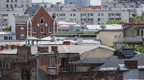 Dilemă în vremea corona: Apartament în oraș sau casă în zona metropolitană?