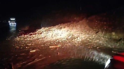 VIDEO Blocaje pe Valea Oltului din cauza viiturilor / Vântul a doborât copaci pe șosele și pe calea ferată