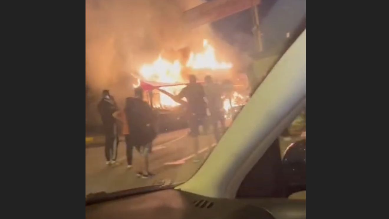 Incendiu puternic la mai multe standuri dintr-o piaţă en-gros de fructe şi legume din Piteşti