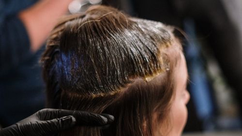 Vopsirea părului este dăunătoare pentru sănătate?/ Ce sugerează cercetările despre legătura dintre vopseaua de păr și cancer