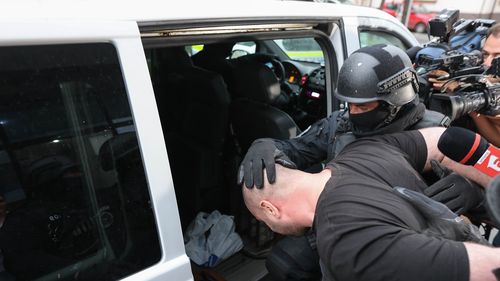 Sirianul care a dat foc unei uşi de la Ambasada Israelului din Bucureşti, ameninţând că se autoincendiază, trimis în judecată / El este în arest preventiv