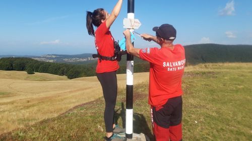 Salvamontiștii din Satu Mare semnalează prezența în munți a unor exemplare din ”Homo porcius cocalarus” / Au vandalizat indicatoarele turistice /  ”Cât de cretin trebuie să fii pentru a face așa ceva”