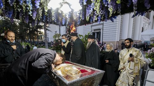 Peste 200 de persoane au avut nevoie de îngrijiri medicale, 14 fiind transportate la spital de la începutul pelerinajului la moaștele Sfintei Parascheva/ 13.500 de credincioși au stat în frig la rând de câțiva kilometri, în noaptea de joi spre vineri