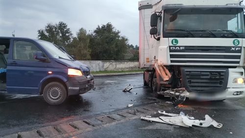FOTO Sibiu: Accident frontal între un TIR și un microbuz / O tânără de 21 de ani, transportată la spital