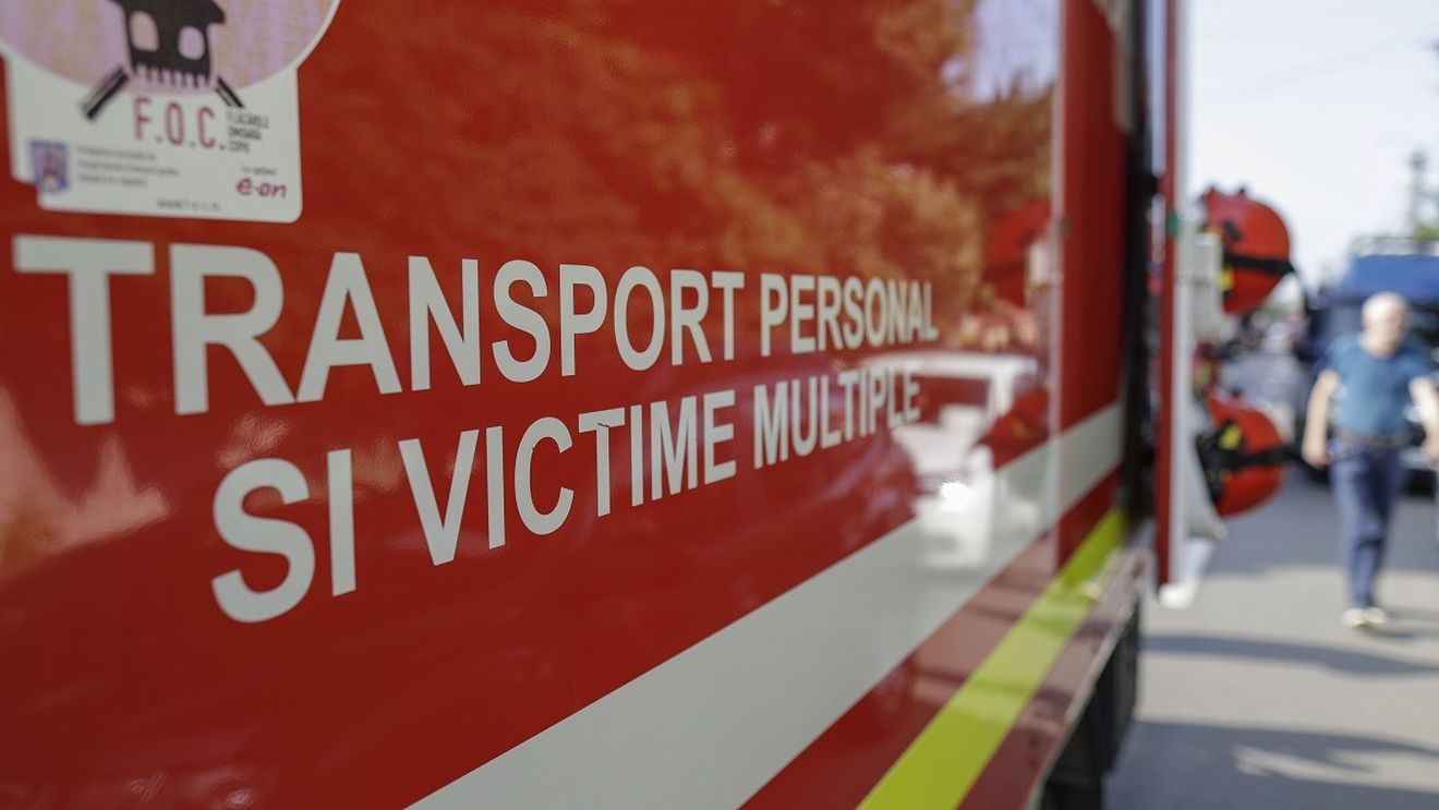 Trei persoane rănite, după ce tavanul sediului unei bănci din Dej s-a prăbuşit