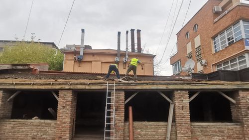 Indicator de criză. Numărul autorizaţiilor de construire eliberate pentru clădiri rezidenţiale s-a redus cu 8,4%, în primele două luni