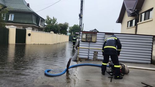 Cod roşu de inundaţii – Apa a pătruns în curtea unui cămin de bătrâni din Suceava - FOTO