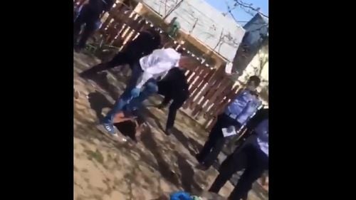 VIDEO Un polițist din Bolintin Vale bate un bărbat imobilizat. Procurorii au deschis dosar penal