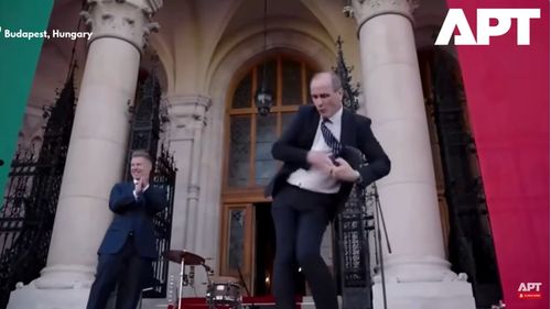 VIRAL Ministrul ungar al Sănătății ”o comite” din nou: Dansul său celebru, la petrecerea care a marcat preluarea puterii de Magyar, după ce l-a zdrobit pe Orban în alegeri / Popularii Europeni, pe Facebook: ”Welcome back, Hungary!”