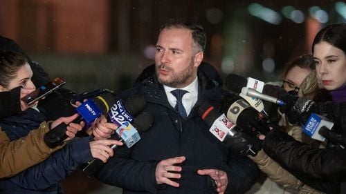 Opoziția acuză un „simulacru” de dezbatere a reorganizării Primăriei Sectorului 2. Multe întrebări legate de transferuri în masă de personal au rămas fără răspuns. Ținută în lipsa inițiatorului, primarul PSD Rareș Hopincă, ședința a fost condusă de un consilier personal