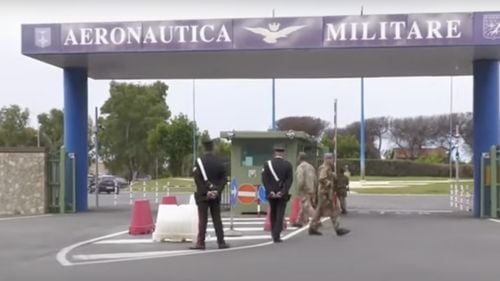 Giorgia Meloni criticată după ce l-a întâmpinat cu brațele deschise pe un criminal condamnat / Chico Forti, care a fost condamnat la închisoare pe viață în Florida în 2000 pentru uciderea hotelierului Dale Pike, a sosit duminică pe aeroportul militar Pratica di Mare din Italia