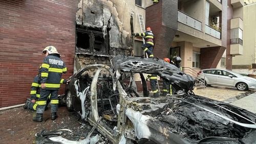 O mașină a luat foc în Capitală, flăcările s-au extins la fațada unui bloc/ Șapte persoane au fost evacuate