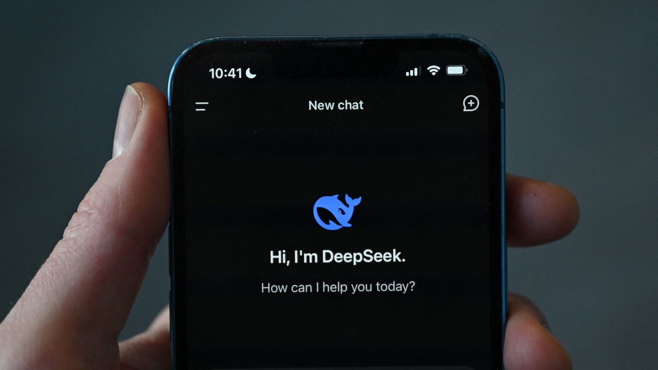 Ce este DeepSeek, modelul de inteligență artificială chinez care a luat Silicon Valley prin surprindere deoarece folosește cipuri ieftine / Aplicația a devenit cea mai descărcată din Apple App Store
