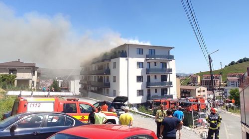 Cluj: Incendiu de proporții într-un bloc din localitatea Florești. Mansarda a luat foc