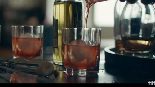 TRAILER Another Round, film danez premiat: Patru profesori la liceu decid să pună în practică teoria unui psiholog norvegian conform căreia oamenii s-ar fi născut cu un deficit de alcool în sânge şi că un consum moderat ne deschide minţile