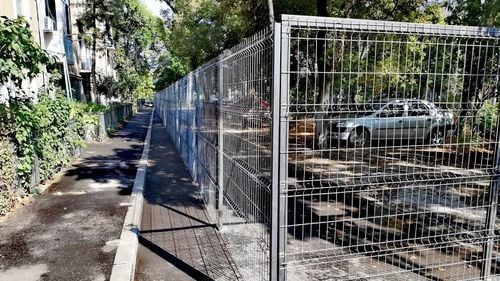 VIDEO Un bucureștean a construit un gard pe terenul retrocedat, fix pe o stradă și un spațiu verde, cu autorizație de la Primăria Sectorului 4. Sub presiunea locatarilor, primăria promite că îl va expropria