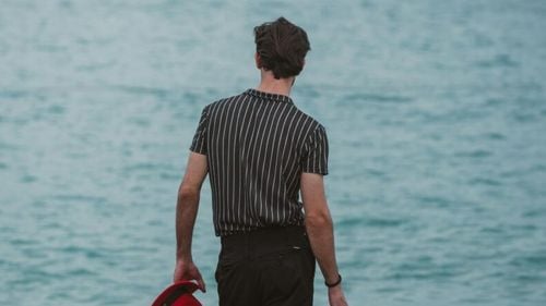 Minimalism masculin: Cum se poartă vara 2025