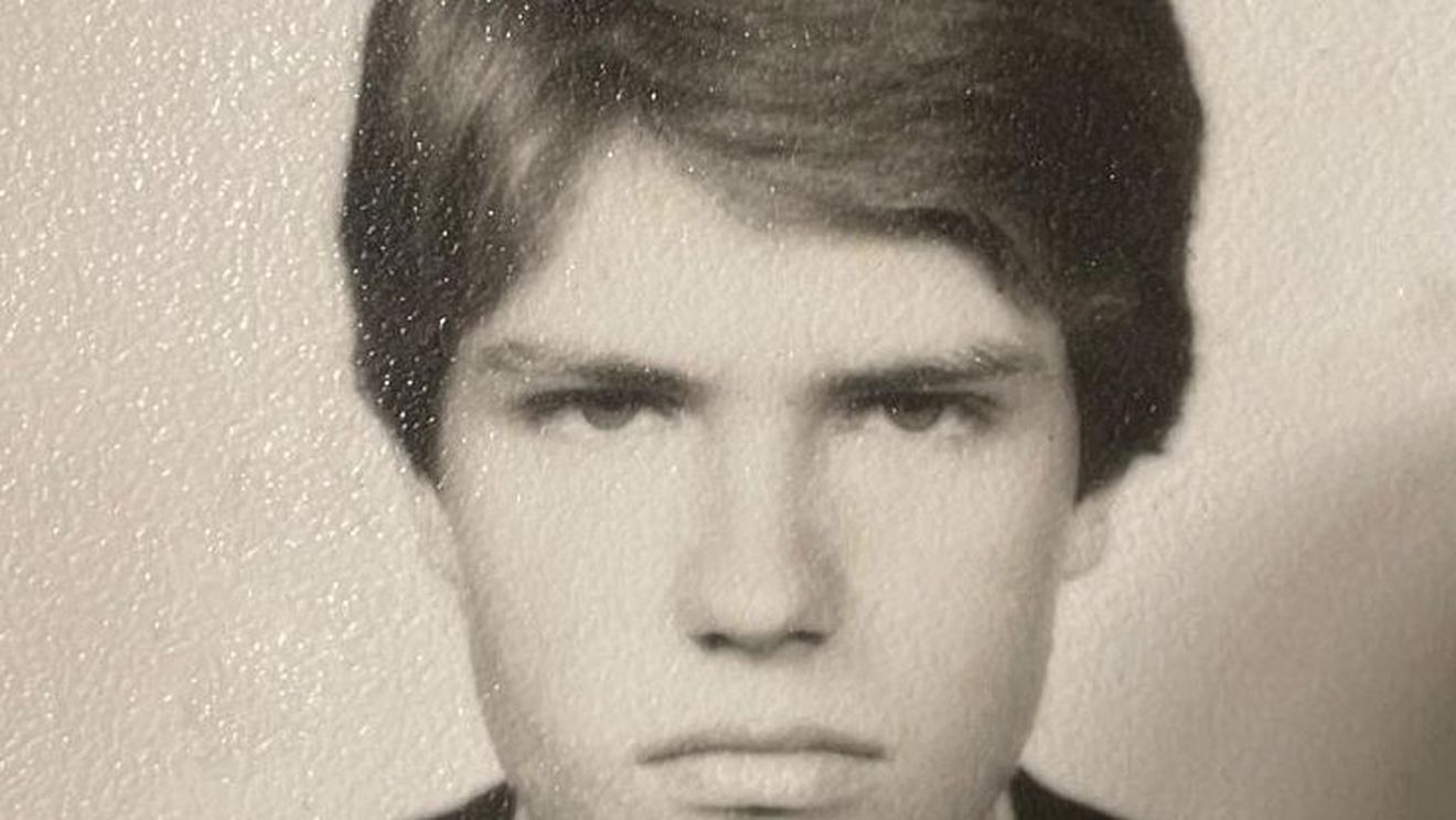 Festival de comentarii după ce Iohannis a publicat o fotografie din adolescență în care privea încruntat: ”Legenda spune că a zâmbit, dar cu întârziere”/ Cum arătau foștii președinți în tinerețe