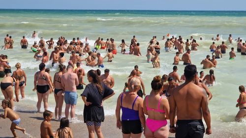 Atmosfera în Costinești, după explozia unei mine și după ce trei oameni s-au înecat în Mamaia/ Salvamar: ”Nu le e frică de nimic, nici de valuri, nici de bombe, n-au nicio treabă”/ Turist: ”Ce mină, domle? Nu credem în de-astea”